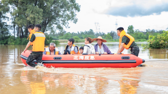 在广西武警官兵利用皮划艇转移受灾民众。中新社