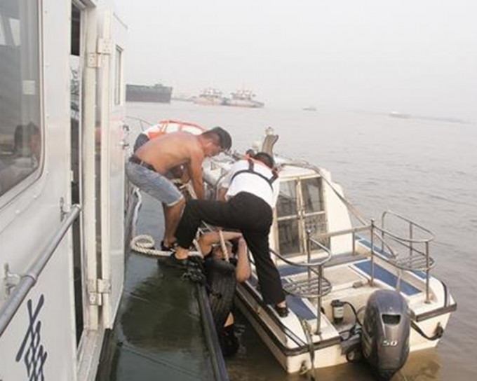 海事人员合力救起青年。网图