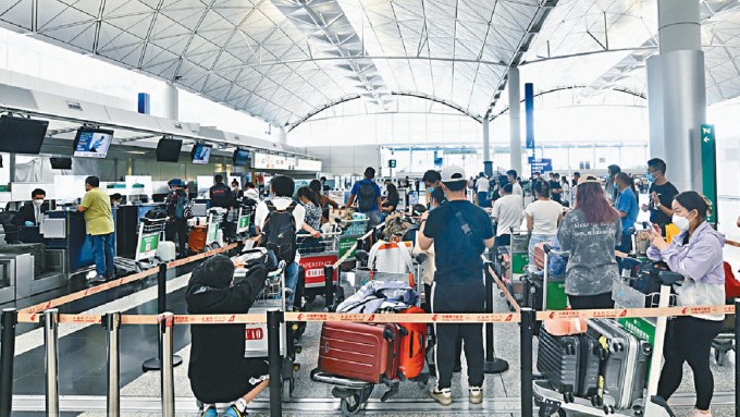 香港機場管理局公布香港國際機場今年5月的航空交通量，上月客運量是310萬人次，與4月相若，按年則增加17倍。資料圖片
