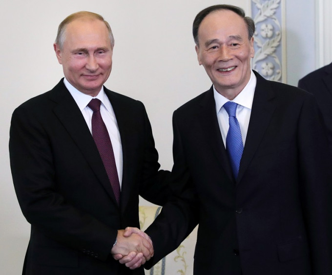 王岐山正在俄罗斯出席国际经济论坛，日前与俄总统普京会晤。美联社资料图片