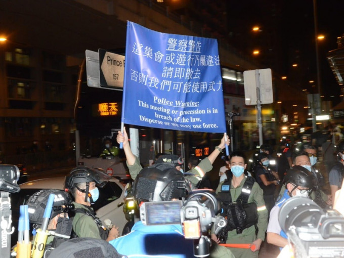 当日太子站外有大批人士聚集警方举起蓝旗警告。资料图片