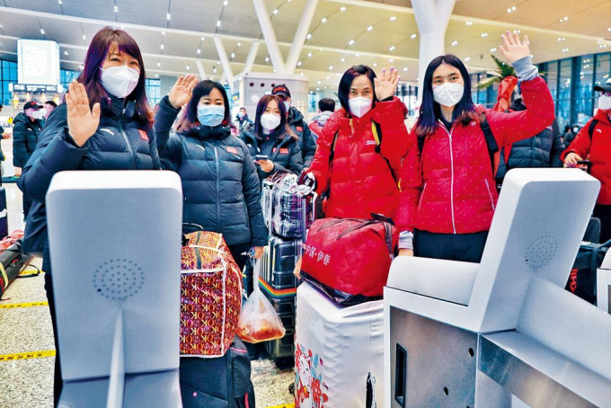 京张高铁冬奥列车昨日开启服务，乘客都戴口罩防疫。