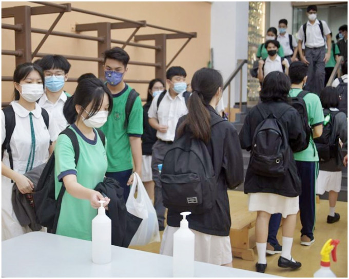 學生進入學校時消毒雙手。