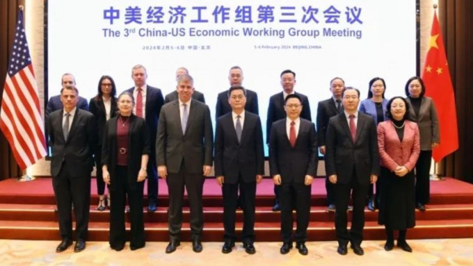 國務院副總理、中美經貿中方牽頭人何立峰6日在京會見來華出席中美經濟工作組第三次會議的美副財長尚博一行。(央視截圖)