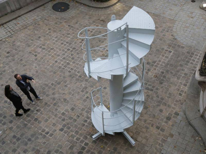巴黎鐵塔古董樓梯，149萬港元拍出。網上圖片