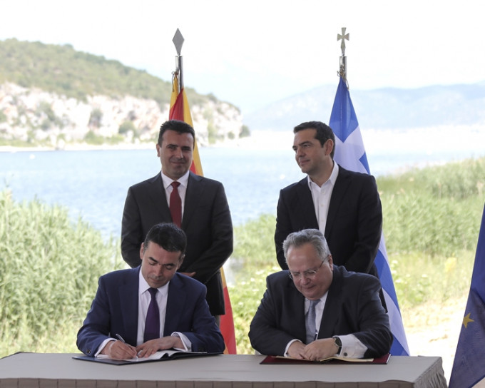 两国在普瑞斯帕湖签署历史性协议。AP