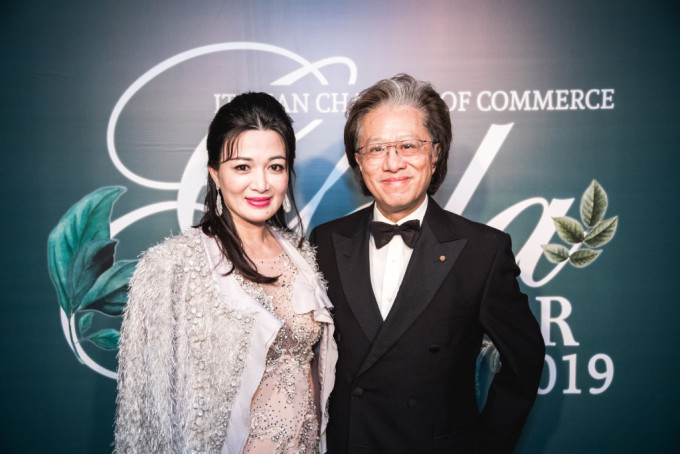 前女艺人陈少霞以首置身份购康乐园一个洋房，作价3200万。右为李文辉。