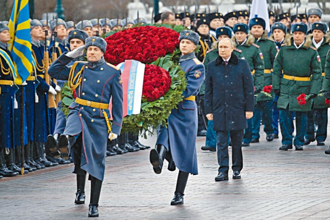 周三是俄羅斯的「祖國保衞者日」，普京在莫斯科向無名烈士墓獻花圈。 