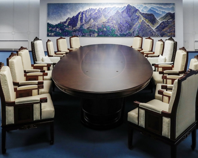 南韩为高峰会特制胡桃木座椅，亦有出现争议岛屿。AP