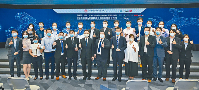 資科總監林偉喬（前排左七）與得獎者合照。