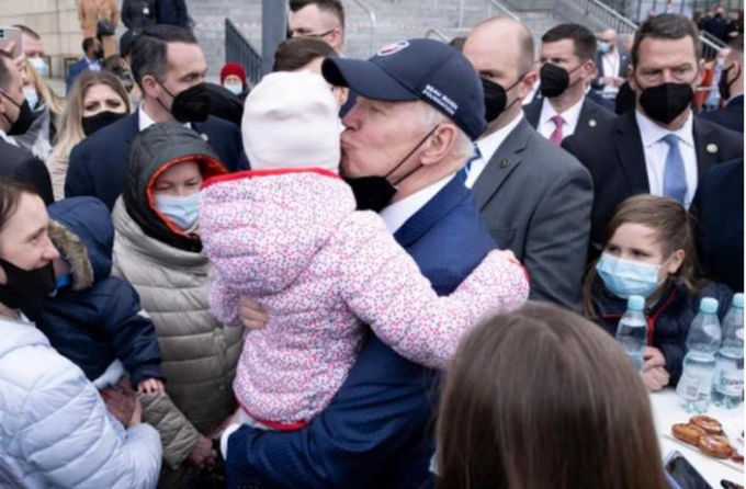 美國總統拜登去波蘭抱烏克蘭難民BB。