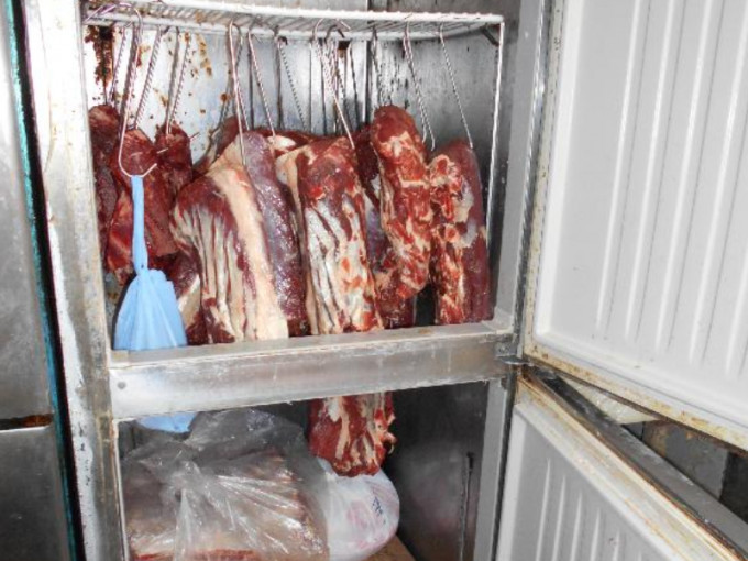 行動中，食環人員檢獲約184公斤懷疑冷藏牛肉。政府新聞處圖片