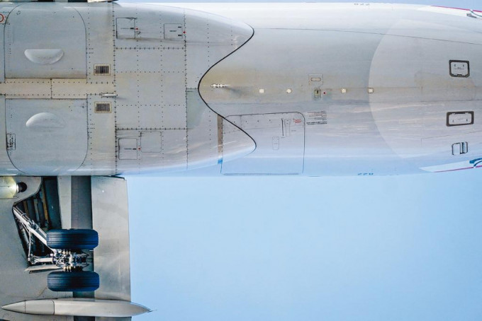 空中巴士A320機腹上的四個方形雷達高度計天綫(箭嘴所示)，可能與美國5G訊號產生衝突。 