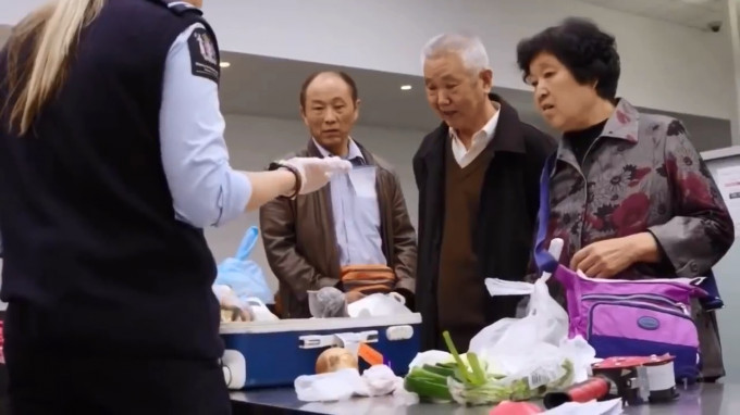 中国旅客入境新西兰被搜出大量食材。网上图片