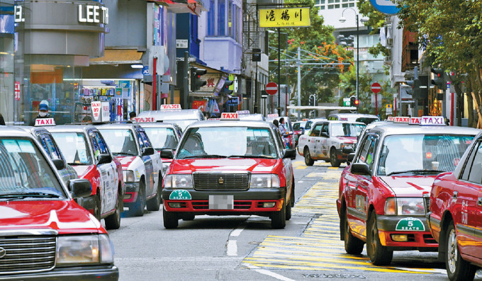 運輸署會在牌照條件中就車隊規模、車齡，以及車隊持牌人須提供的服務作出相關要求，提升乘客在預約和乘搭車隊的士方面的體驗。資料圖片