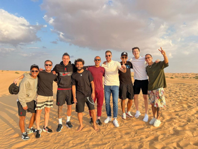 利物浦球员到沙漠游玩骑骆驼。网上图片