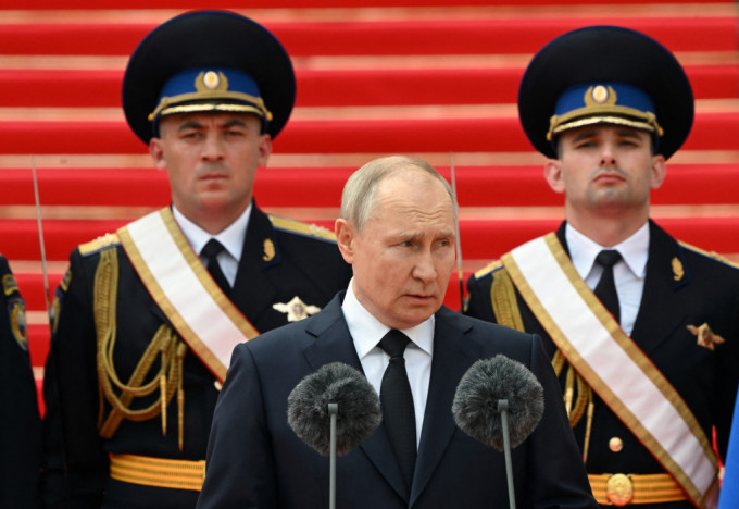 普京向服役军人发表讲话，赞扬他们「制止了内战」。 路透社