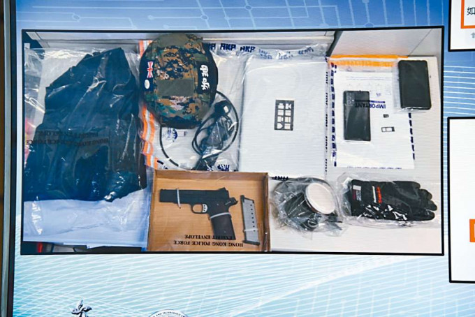 ■警方检印有香港加油字句头盔及仿制枪械等武器。