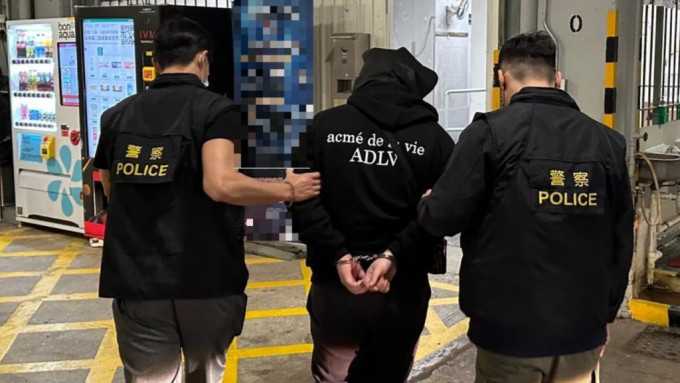 24岁男遭毒贩利诱 藏14万元氯胺酮搭的士 难逃巡警截查被捕。警方提供