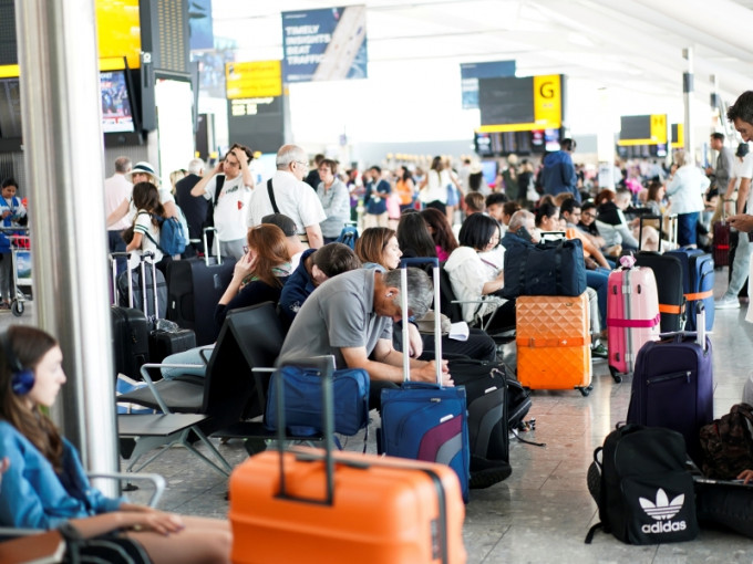 英國希斯路機場出現大批離開的旅客。資料圖片