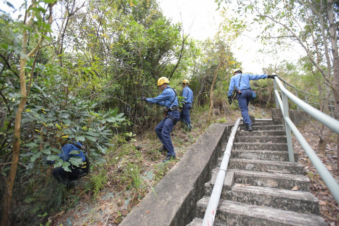 救护人员登山搜索。黄文威摄