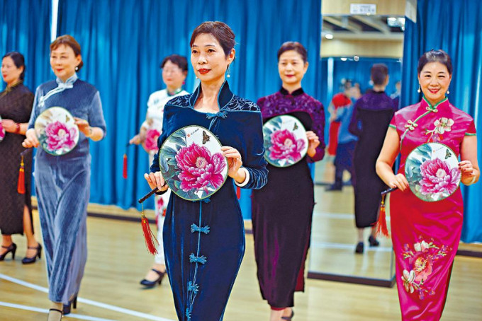 位于南京的江苏夕阳红老年大学汉中路校区教室内，学员们参加旗袍秀课程。