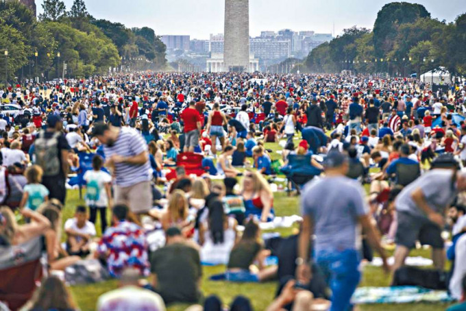 美国七月四日独立日有大批民众涌入华盛顿国家广场，准备赏烟花。