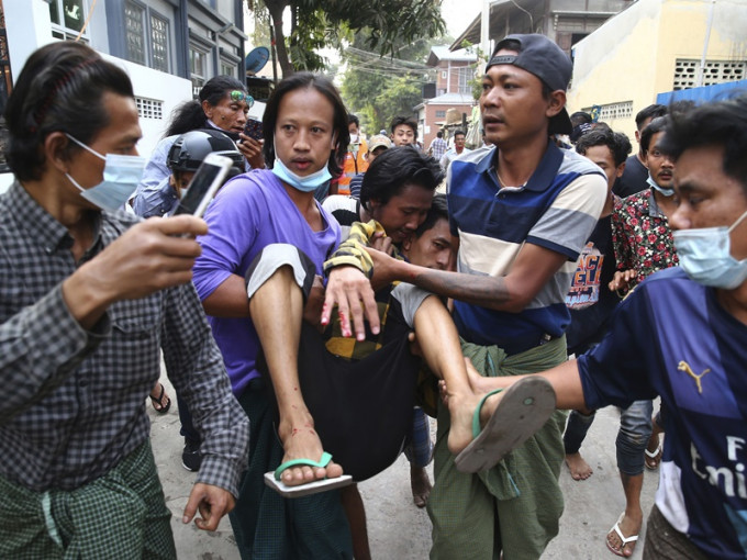 缅甸警方开枪镇压示威者至少两死。AP
