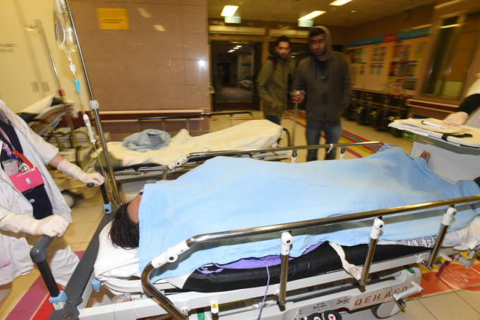 受伤男子由救护车送往伊利沙伯医院治理。徐裕民摄