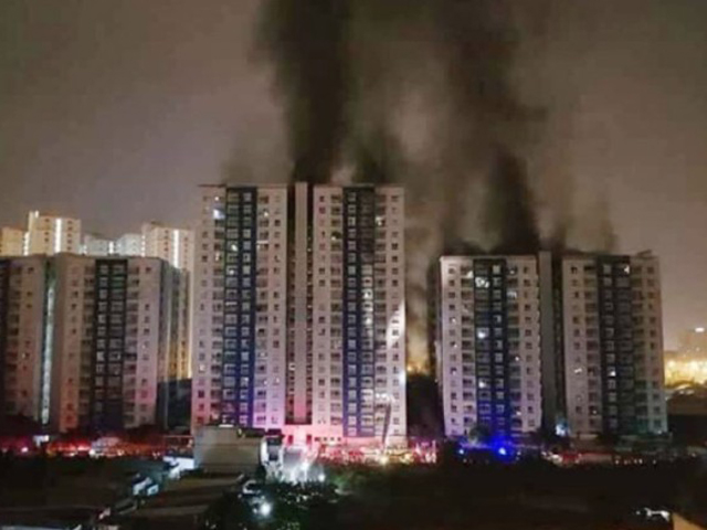 據報大廈地下停車場在凌晨首先起火，濃煙隨即升上樓上的住宅單位。 網圖