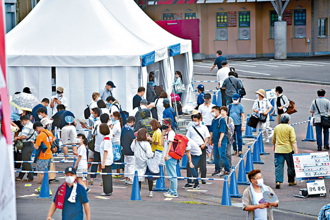 伊豆單車館是少數開放公眾入場的奧運場館之一，昨日吸引不少日本人特意前來觀戰。