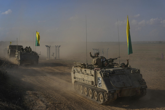 最新卫星影像显示，以色列400军车部署加沙边境。图为大批装甲车开往加沙边境。美联社