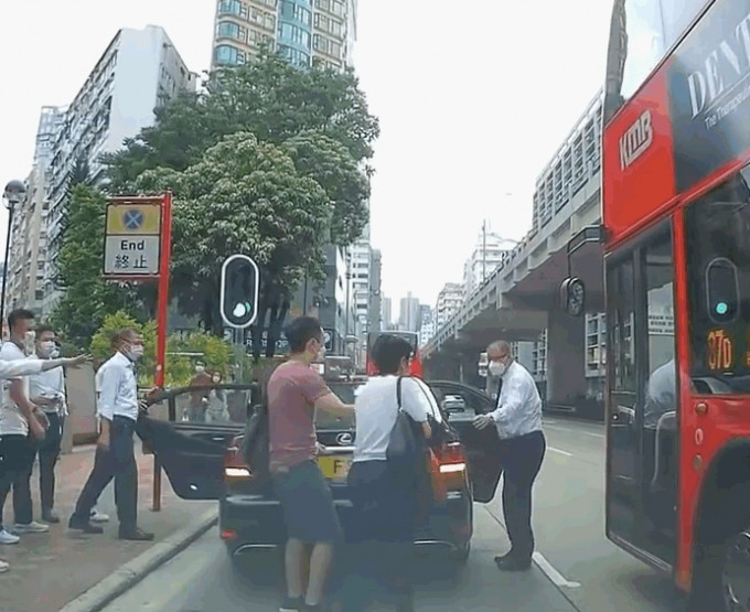 陳茂波座駕於禁區突然倒，司機開門險釀意外。影片截圖