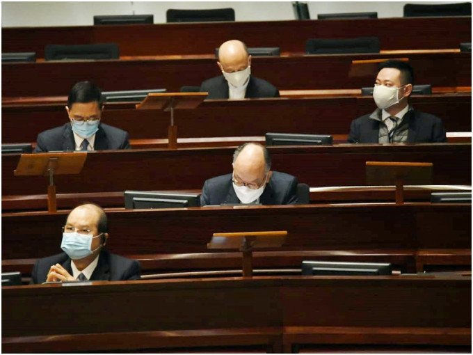张建宗（左下）率领多名官员出席会议。