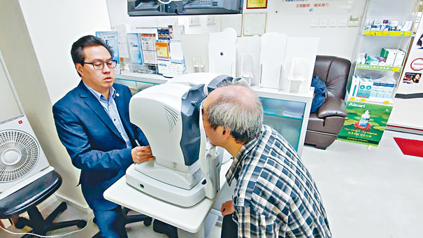 香港執業眼科視光師協會會長詹振邦為陳伯驗眼，發現與眼鏡店職員所驗的度數不一。