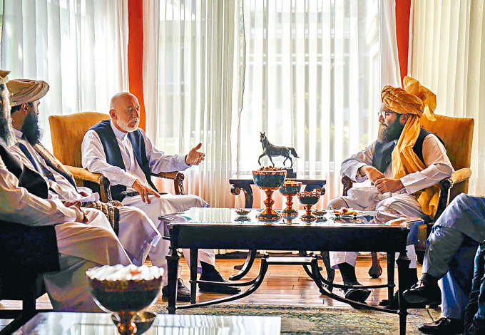 阿富汗前总统卡尔扎伊（中左）与塔利班高层哈卡尼（右）会面。
