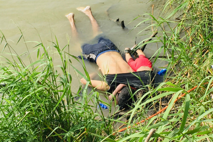 來自薩爾瓦多的一名父親與兩歲女童溺死在河邊，兩人原本想跨越邊境進入美國。AP
