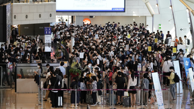 2021年疫情期间，南韩金浦机场的中秋节出游人潮。 美联社