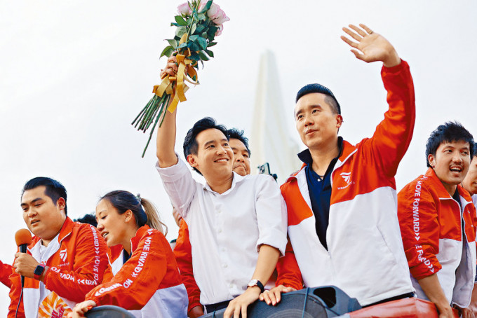 前进党党魁皮塔（中）周一与党友在曼谷举行祝捷巡游。
