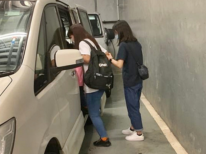 警方于葵青区扫黄，拘捕一名36岁内地女子。警方提供