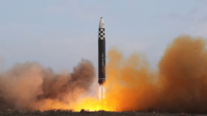 北韩昨日试射「火星炮-17」新型洲际弹道导弹。REUTERS