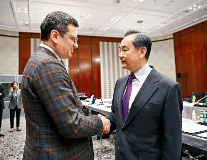 王毅在慕尼黑安全会议期间，会见乌克兰外长库列巴。