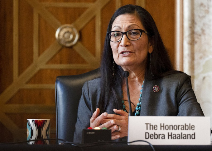 哈兰获确认任命为美国内政部长，是首名原住民出任此职。AP资料图片