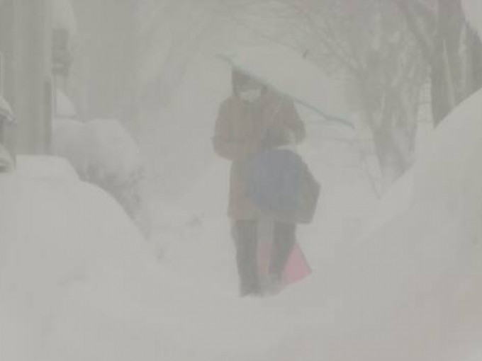 日本多地下暴雪逾4.5万户停电。NHK截图