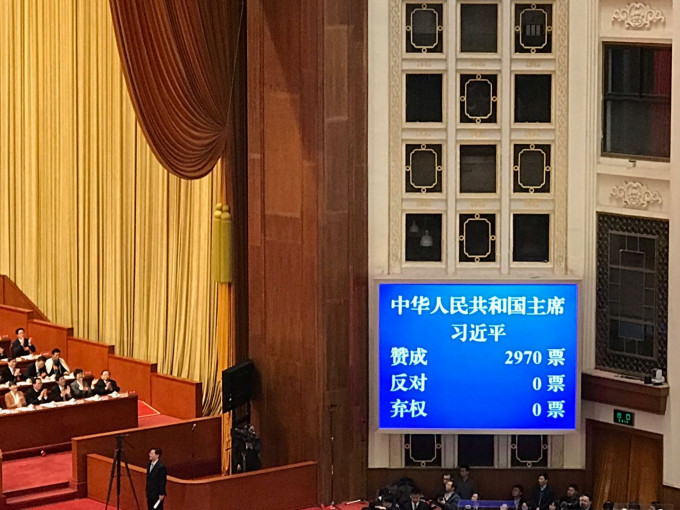 习近平全票连任国家主席。张言天摄