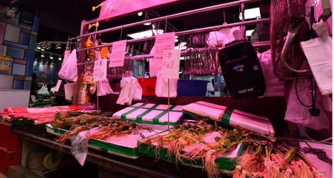 深水埗有猪肉档停业，枱上改为摆放蔬菜出售。