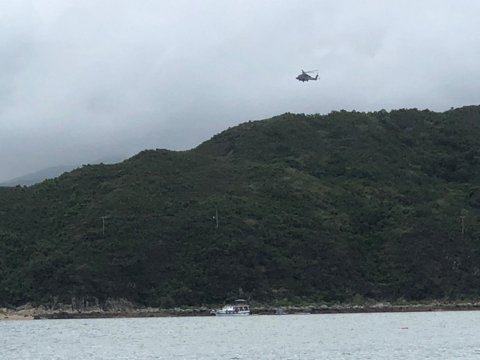 西貢廈門灣一名行山人士感頭暈，須由直升機吊起送院治理。