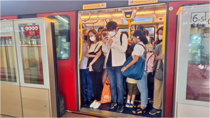 屯马线列车服务受阻期间，列车挤满乘客。