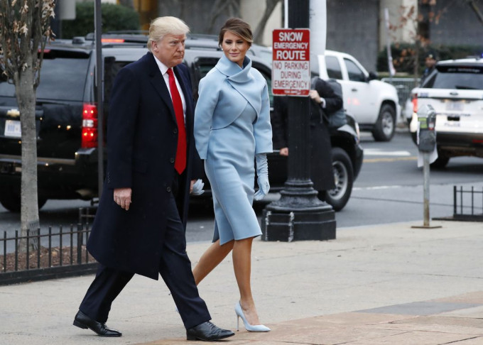 特朗普身穿西装配上红色领呔，而其太太梅拉尼娅就穿上一套粉蓝色套装。AP