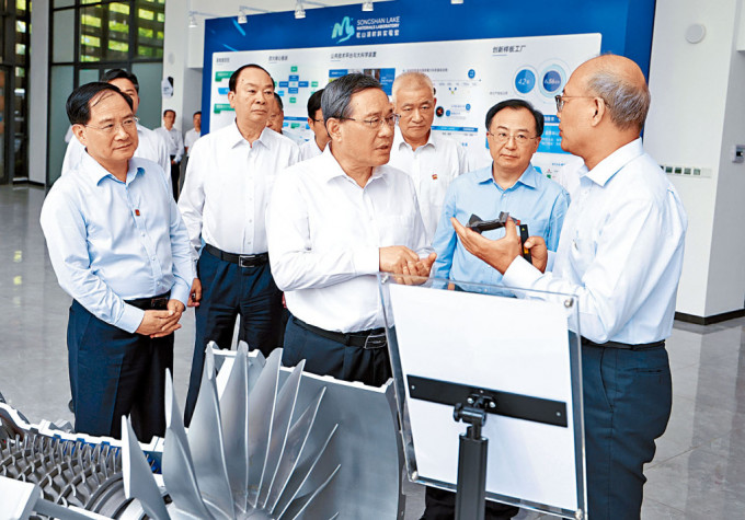 国务院总理李强（中）在东莞松山湖材料实验室考察。